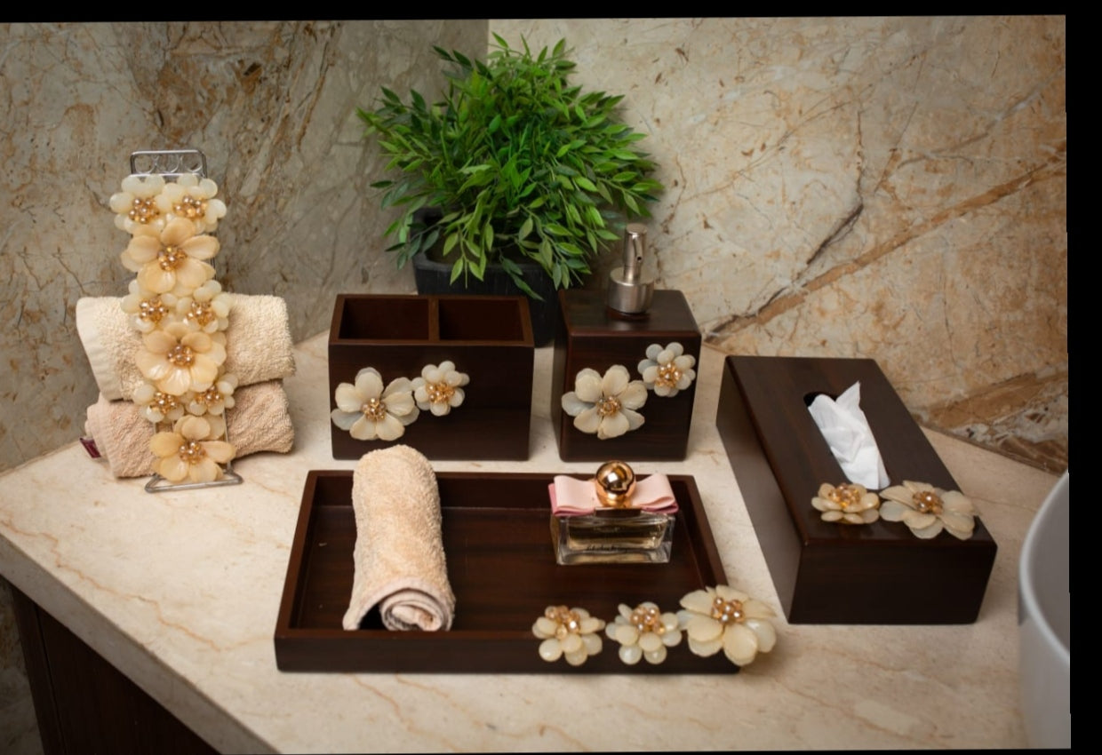 White Flowerr Toilet Set